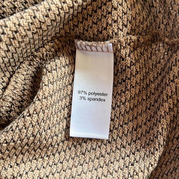 Maurices Tan with Black Dot Pattern V-Neck Top, Medium - Picture 4 of 5